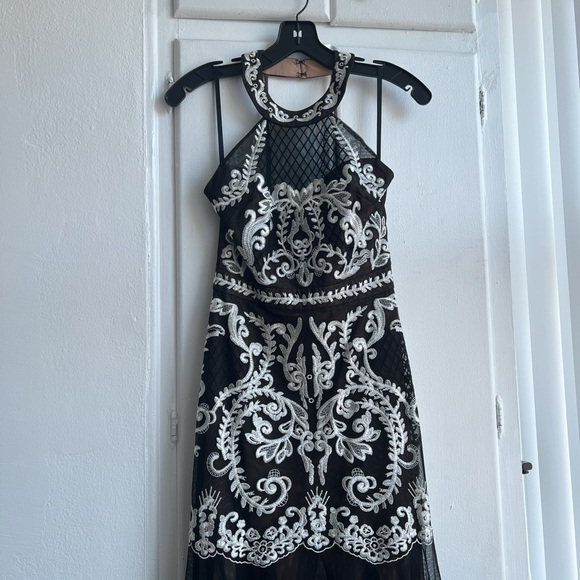 BCBG black and white embroidered halter with mermaid cut - Picture 6 of 9